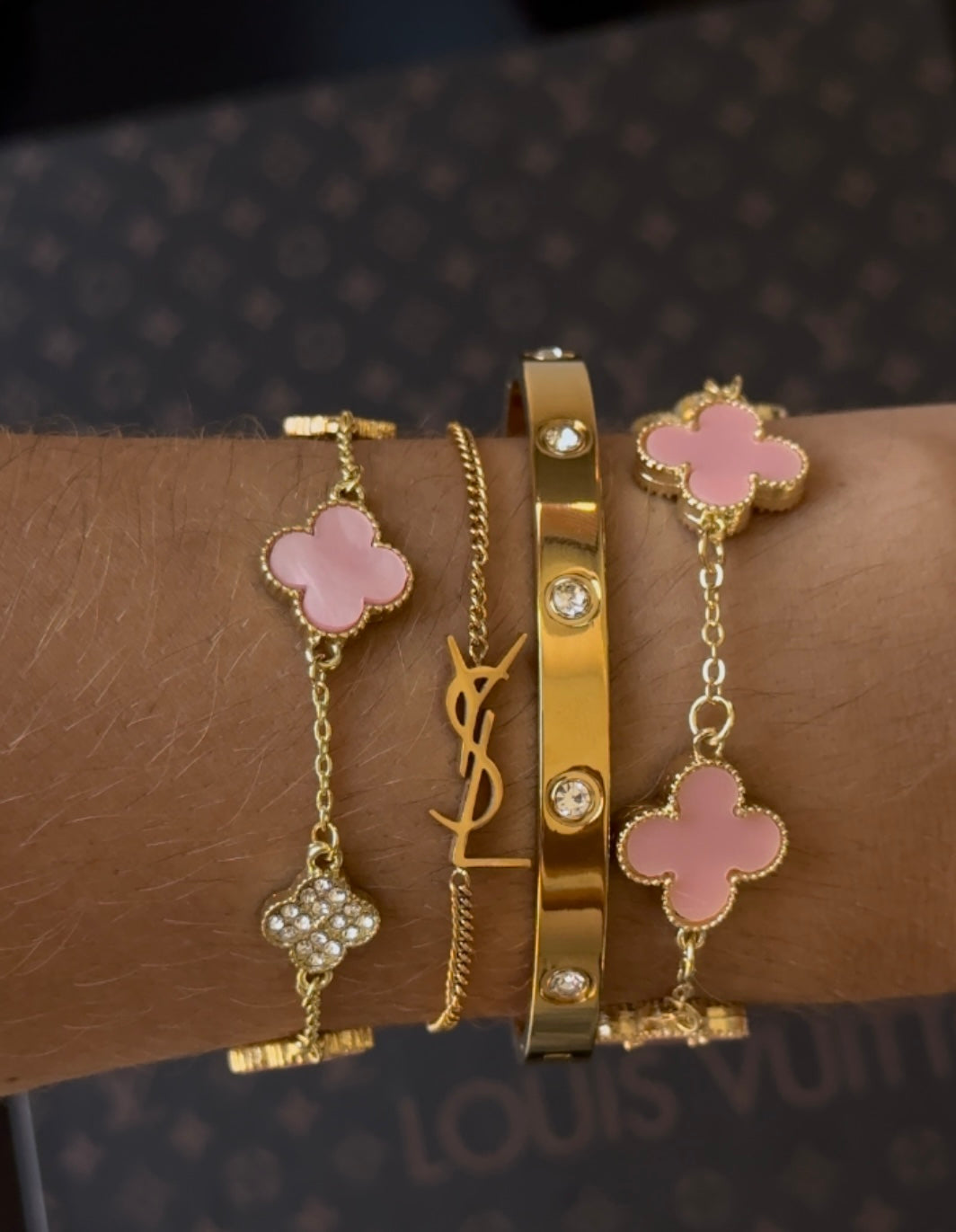 Bracelete Love Com Ponto de Luz - Banhado a ouro 18k